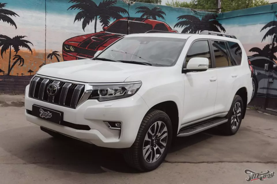 Необычные цветовые решения для Toyota Land Cruiser Prado: оклейка в цветной винил, перетяжка потолка в алькантару и ремни с принтом. Результат не оставит равнодушным!